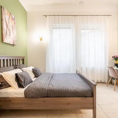 Monnalisa 3 Bedrooms With Private Bathrooms Facing Basilika Dream Flat - 1 Free Parking Upon Reservation