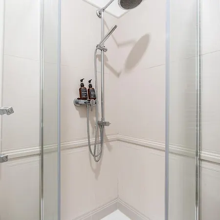아파트 Monnalisa 3 Bedrooms With Private Bathrooms Facing Basilika Dream Flat - 1 Free Parking Upon Reservation