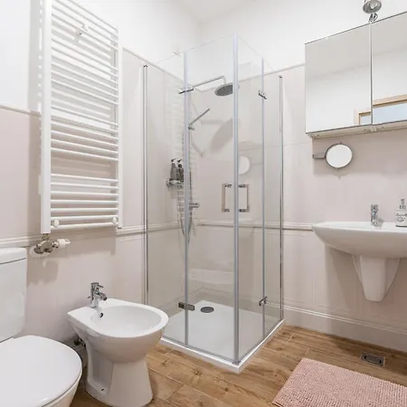 아파트 Monnalisa 3 Bedrooms With Private Bathrooms Facing Basilika Dream Flat - 1 Free Parking Upon Reservation *
